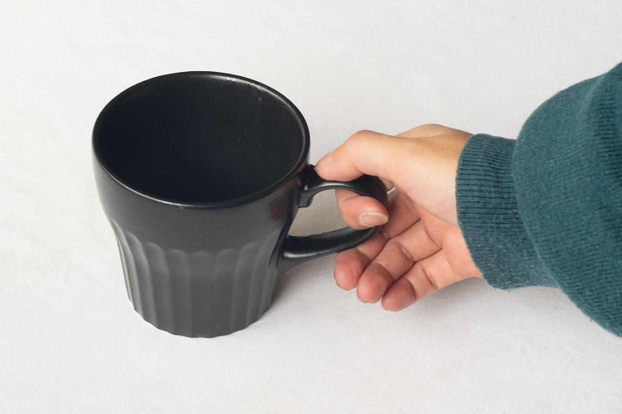 カフェ風のカップ【黒・マグ】 | Kamani | 多治見で営む 美濃焼器のWeb