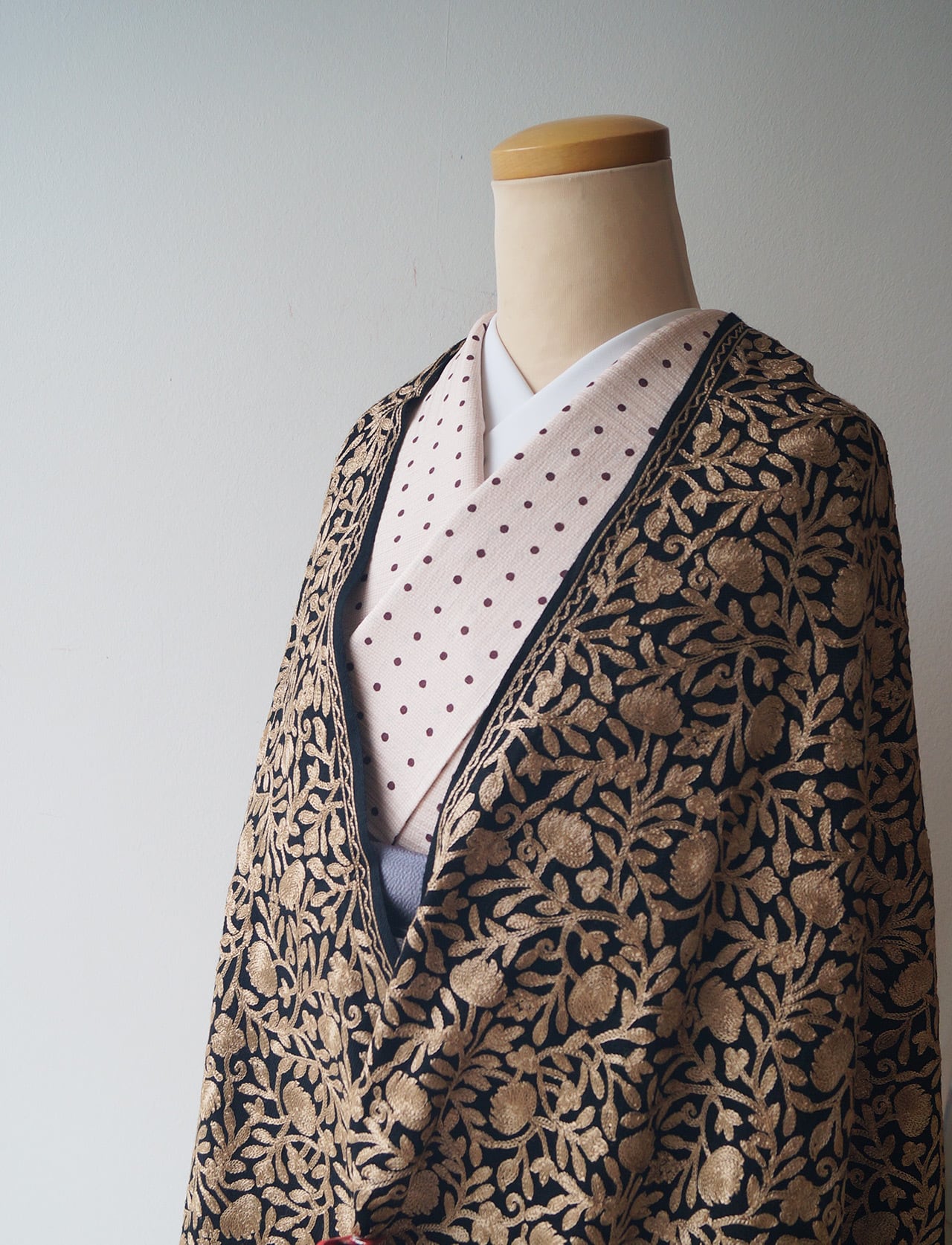 ストール】カシミール刺繍 黒色×マットゴールド色 251127B | 大山