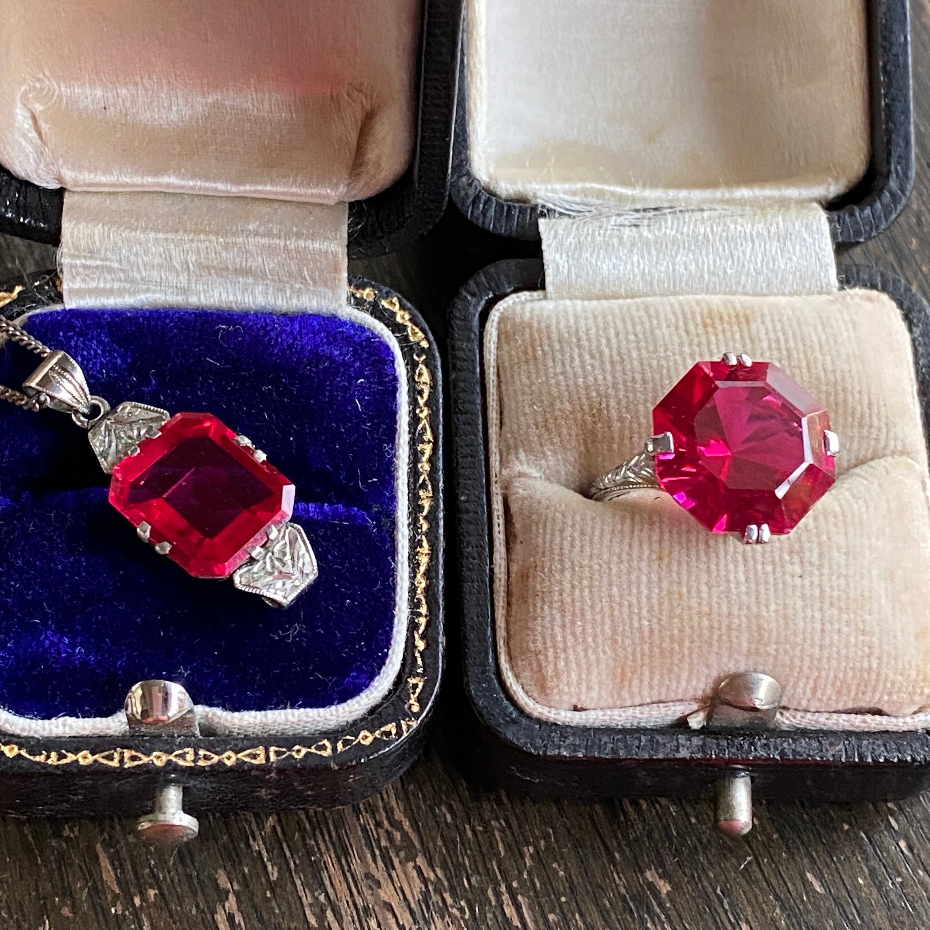 ヴィンテージ　合成ルビー八角カット和彫りのリング