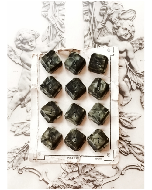 20s フランス 3.1c 3p 黒緑の煙とアールデコとボタン  アンティーク