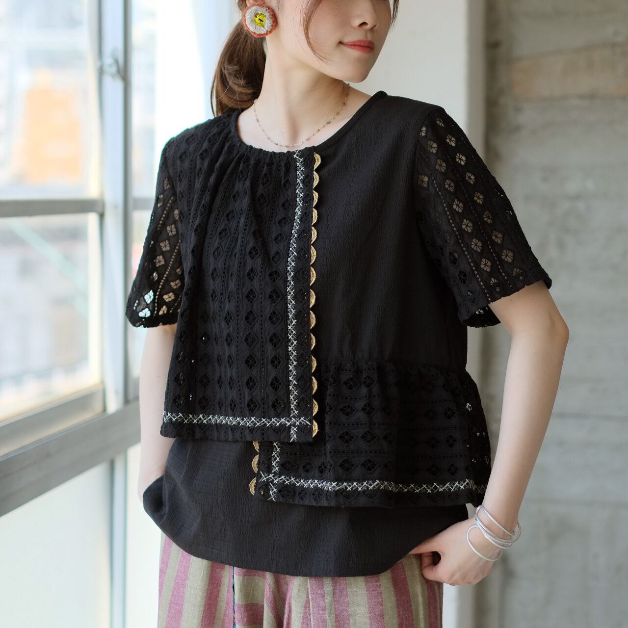 【再販】個性的×フェミニンなTシャツ!カットワークレース重なるプルブラウス(23s-11)ブラック