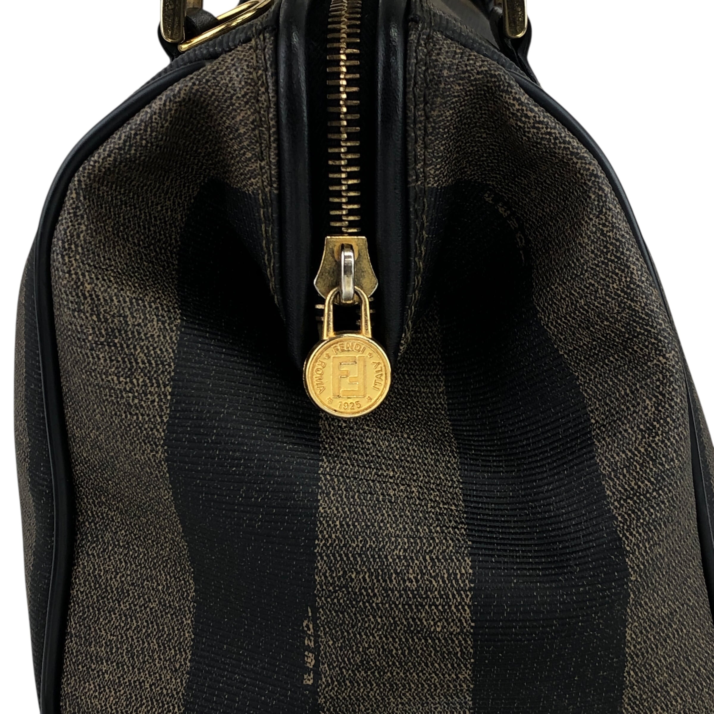 FENDI黒レザー型押しショルダーバッグミニボストン浮彫りデザイン FENDI フェンディ ショルダーバッグ ブラック ロゴ ミニボストン PVC