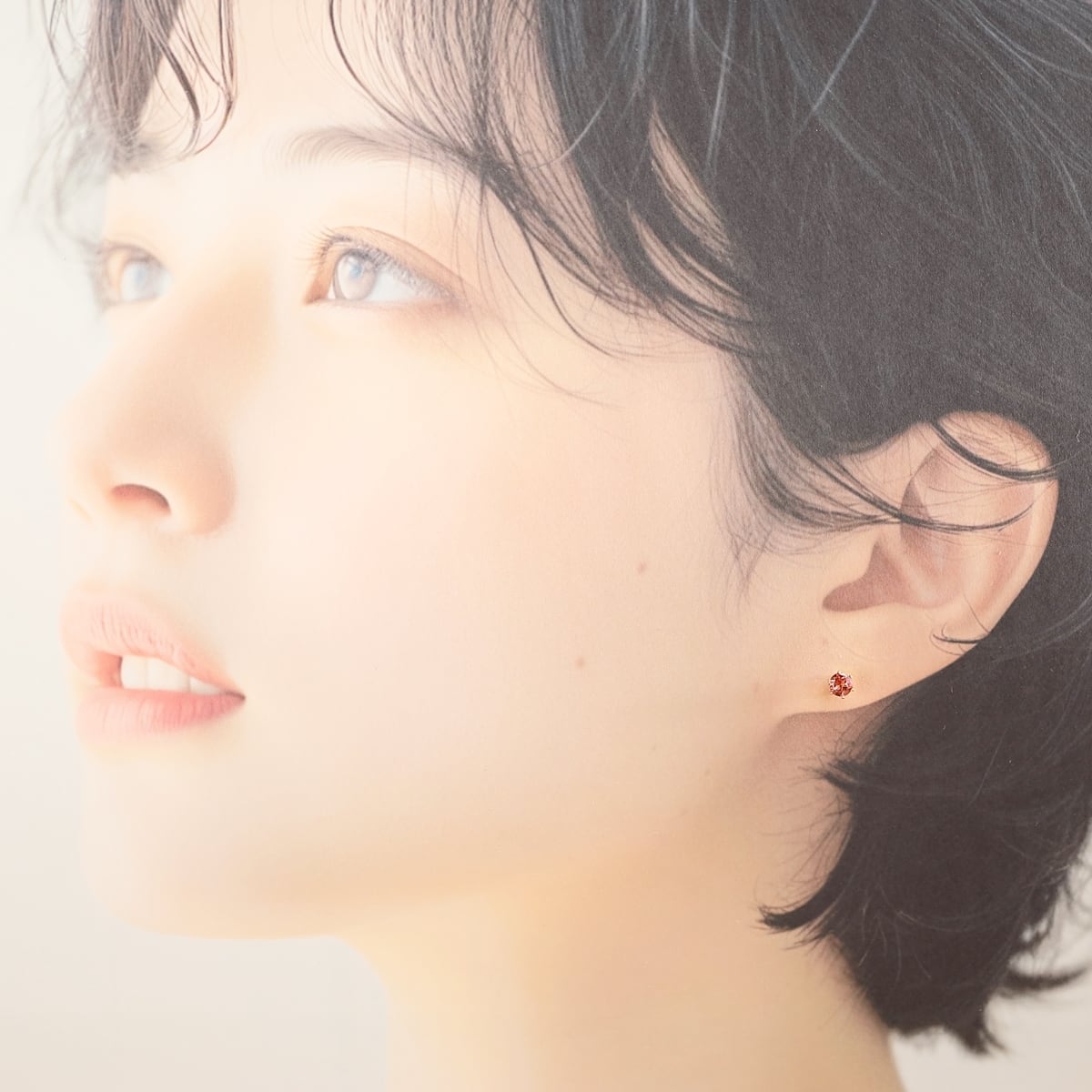 希少！カラーチェンジガーネットのひと粒ピアス｜4mm｜つけっぱなしOK