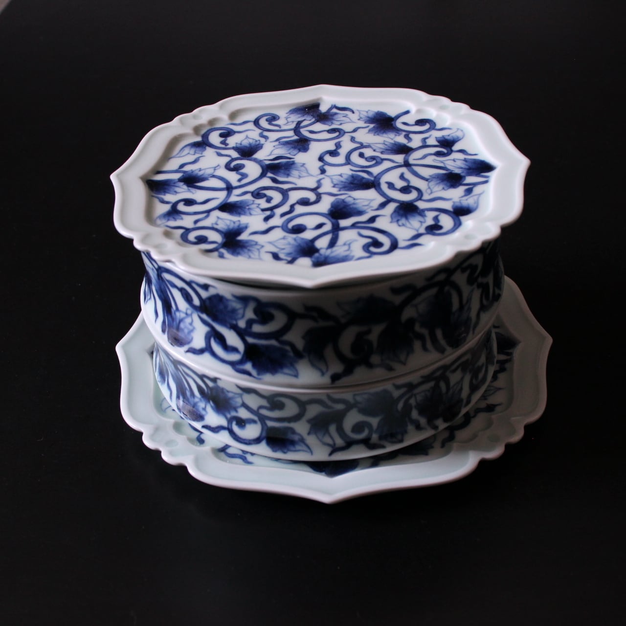 総唐草 四方輪花重 | 芦屋貴兆陶家 online shop