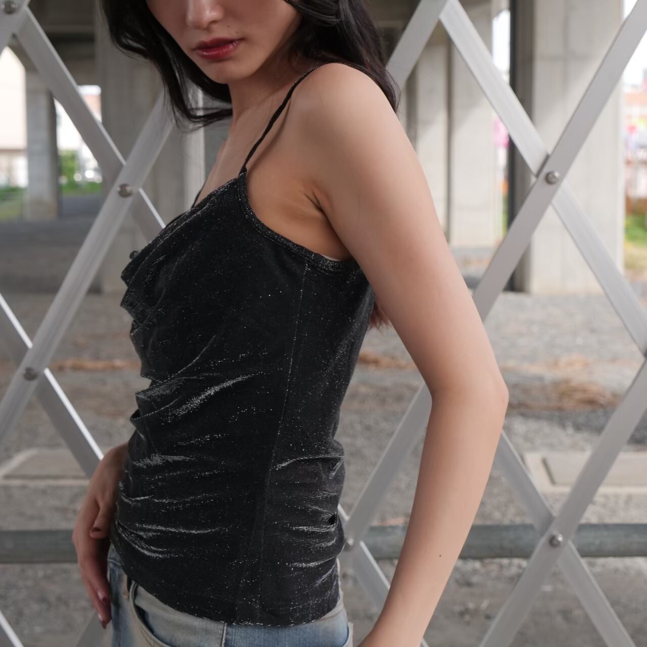 SOIT NOUS 黒ラメフロントフレアキャミソール