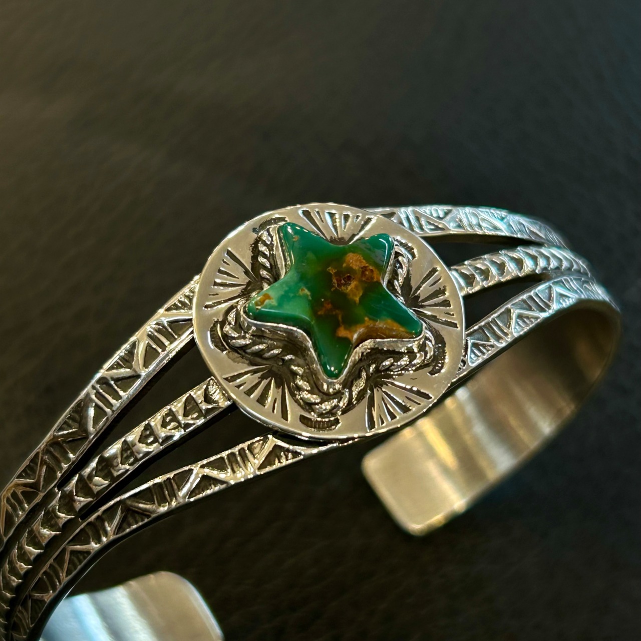 ヘンリーマリアーノ(HenryMariano) ロイストンスタンプワークバングル - 2