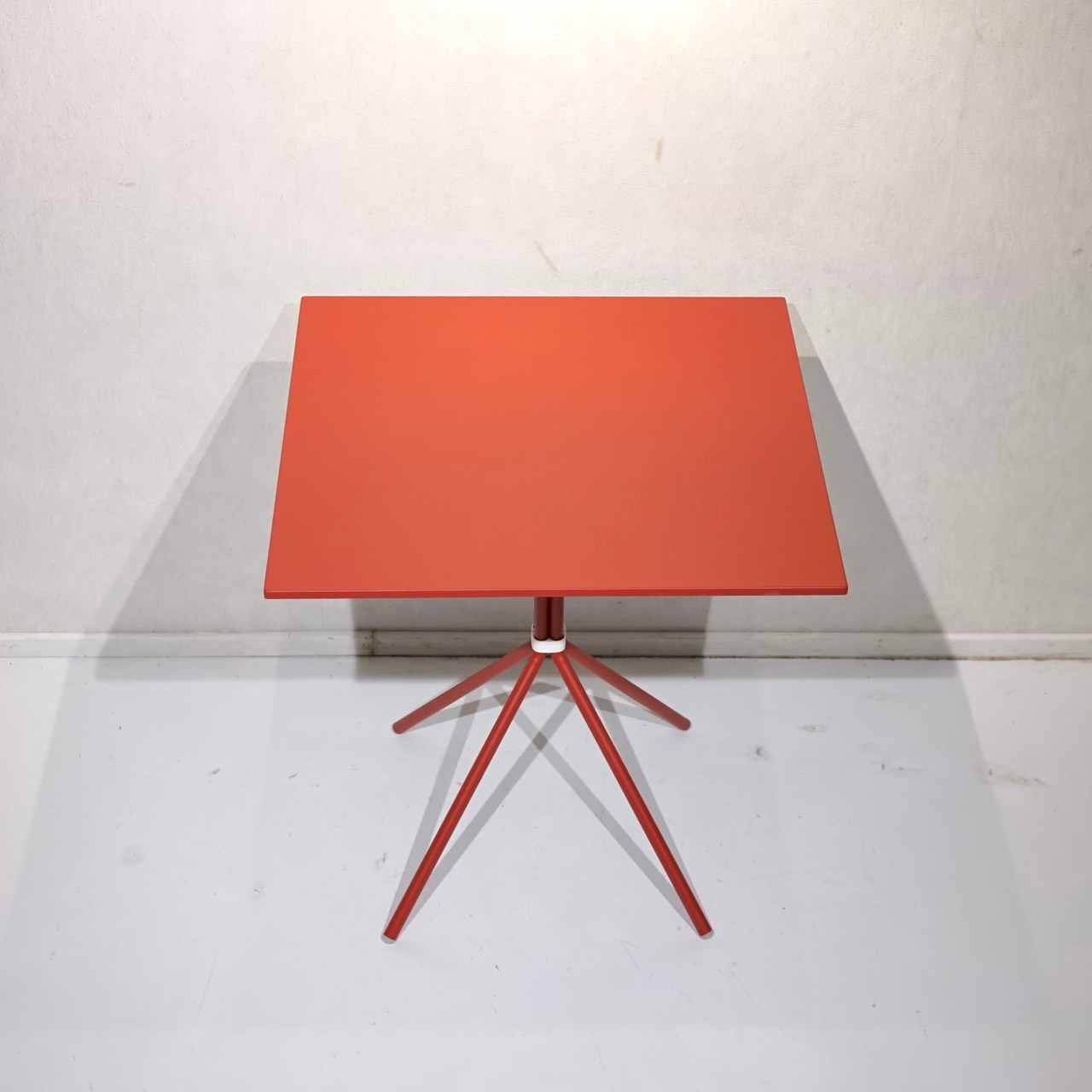 Pedrali ペドラリ NOLITA ノリタ ダイニングテーブル カフェテーブル コンパクト テーブル スクエア スチール天板 レッド モダン ミニマル インダストリアル