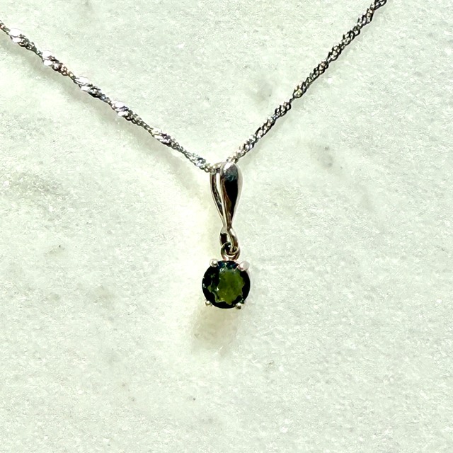 【本場買い付け】【最高品質】【希少石】モルダバイト　一粒　ペンダント（チェーンつき）　NO.9