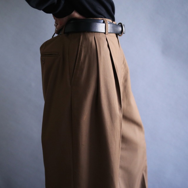2-tuck straight silhouette brown super wide slacks