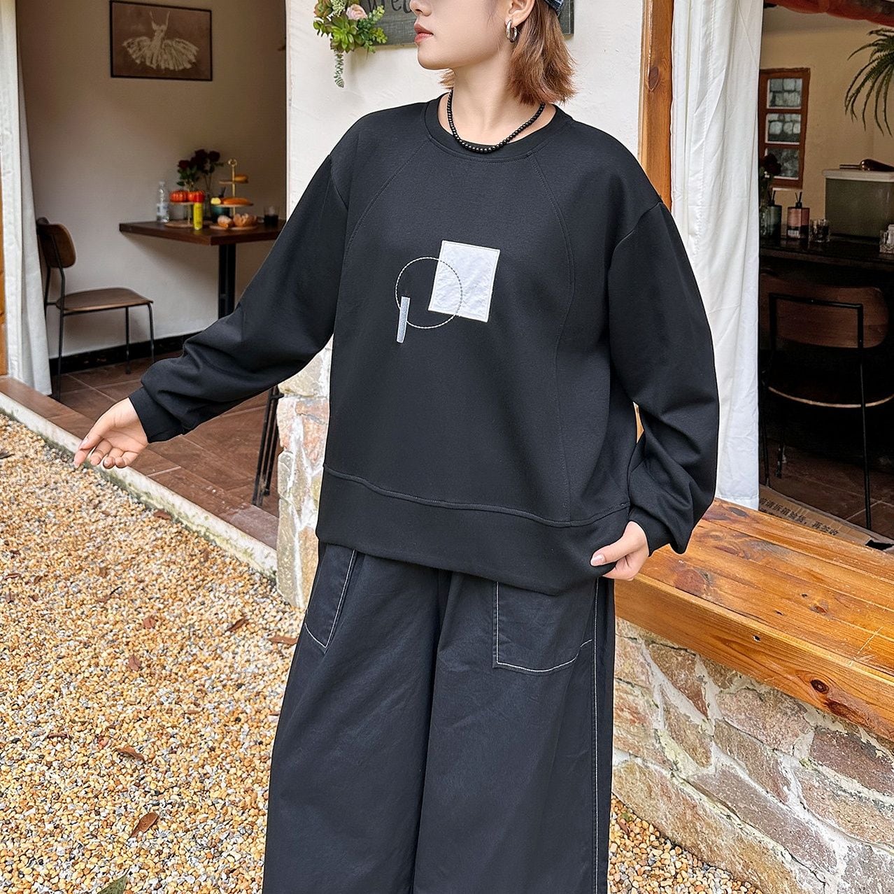 ASYMMETRIC SLEEVE PATCH EMBROIDERED SWEATSHIRT M-18550