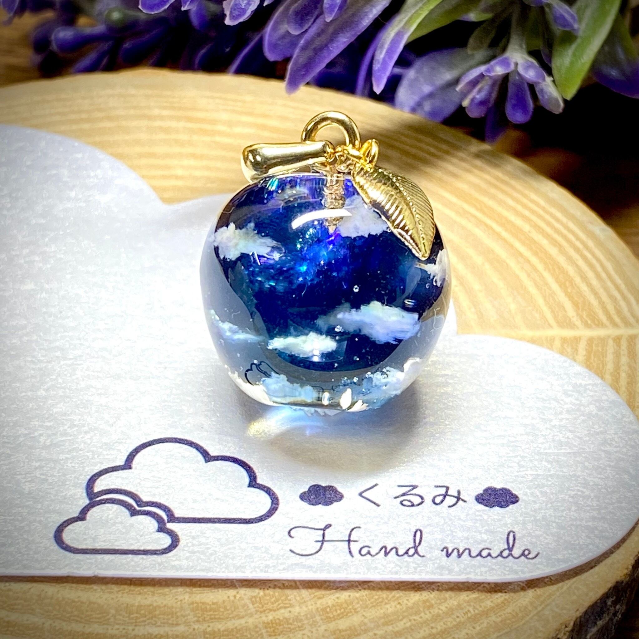 宇宙レジンペンダント りんご型 夜空と天の川 19mm ゴールド