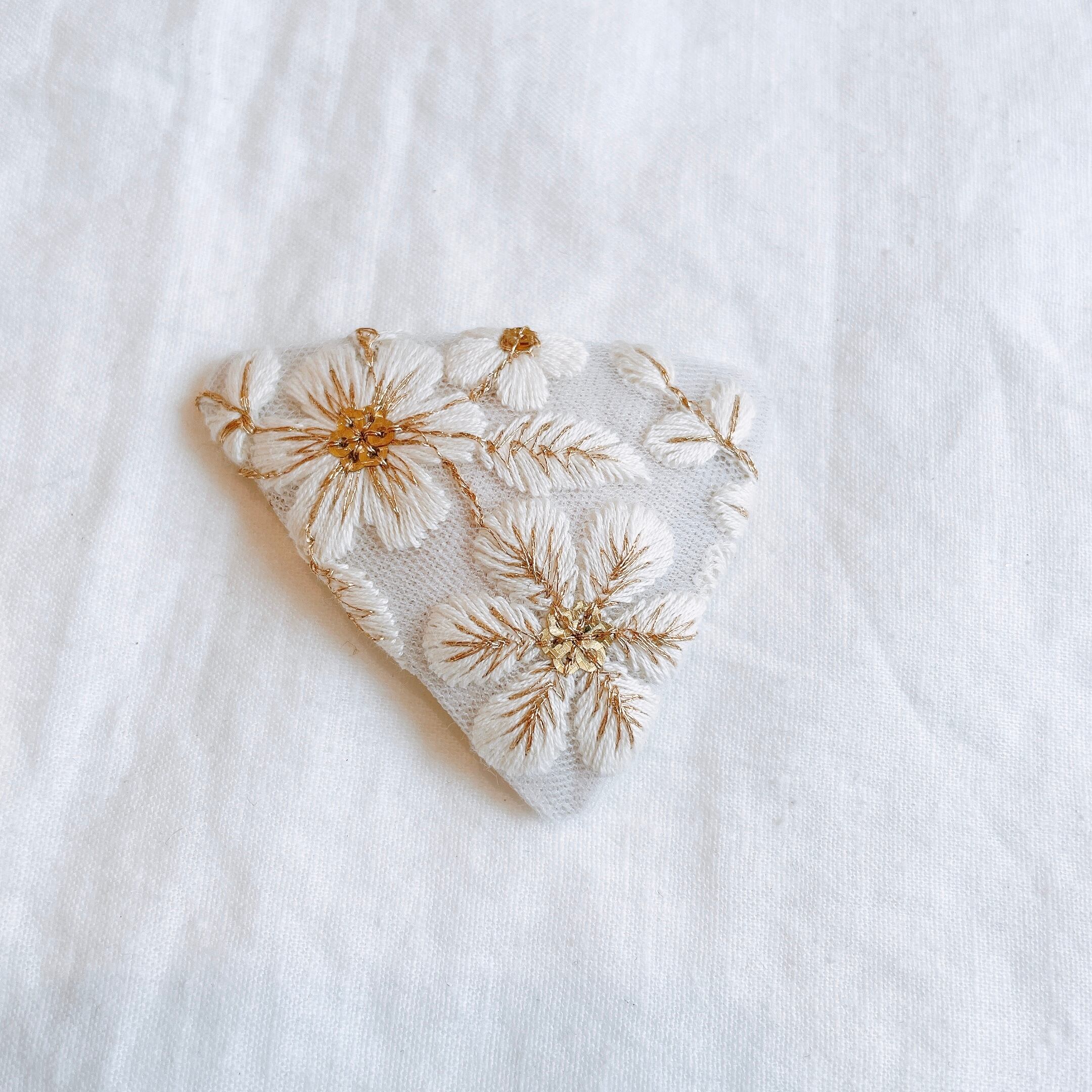 くすみブルーが可愛いインド刺繍リボン♡三角ピン ヘアピン くすみブルーが可愛いインド刺繍リボン♡三角ピン ヘアピン