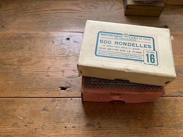 フランス語文字が入った可愛い紙の箱(ベージュ)