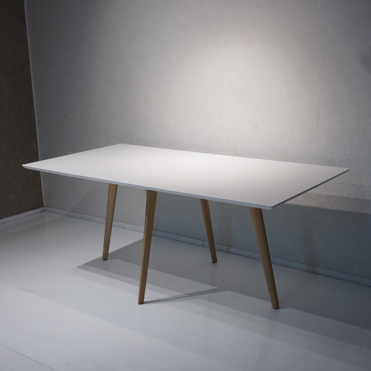 VINTAGE　丸テーブル　ARPER　アルペール゙　ITALIA　カフェ　白 VINTAGE 丸テーブル ARPER アルペール゙ ITALIA カフェ 白 【公式通販】