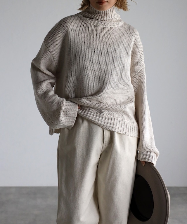 袖ボタン開きタートルネックニット