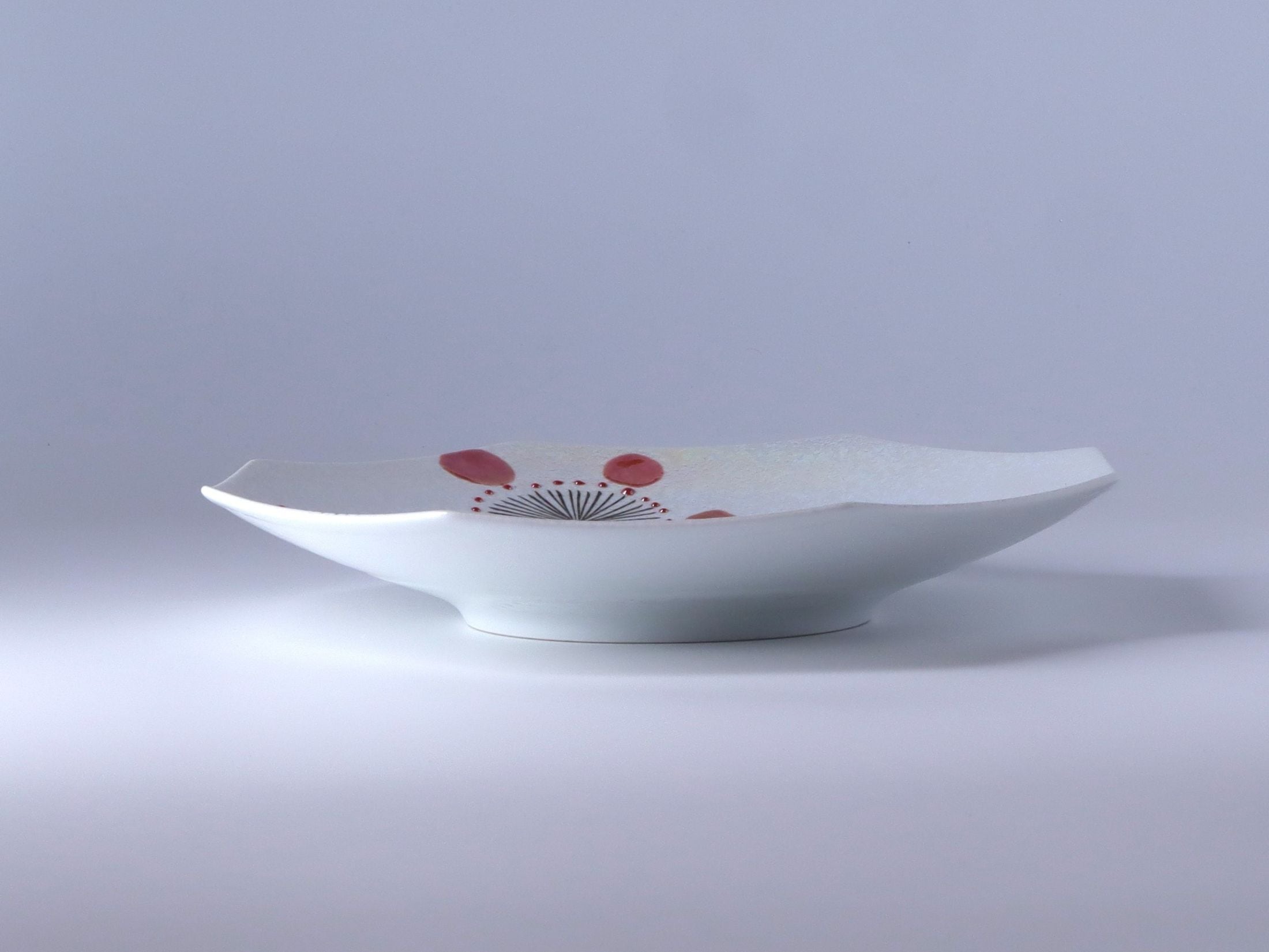 八角26cm平皿 ラスター彩三色花絵 | 有田焼の白峰堂