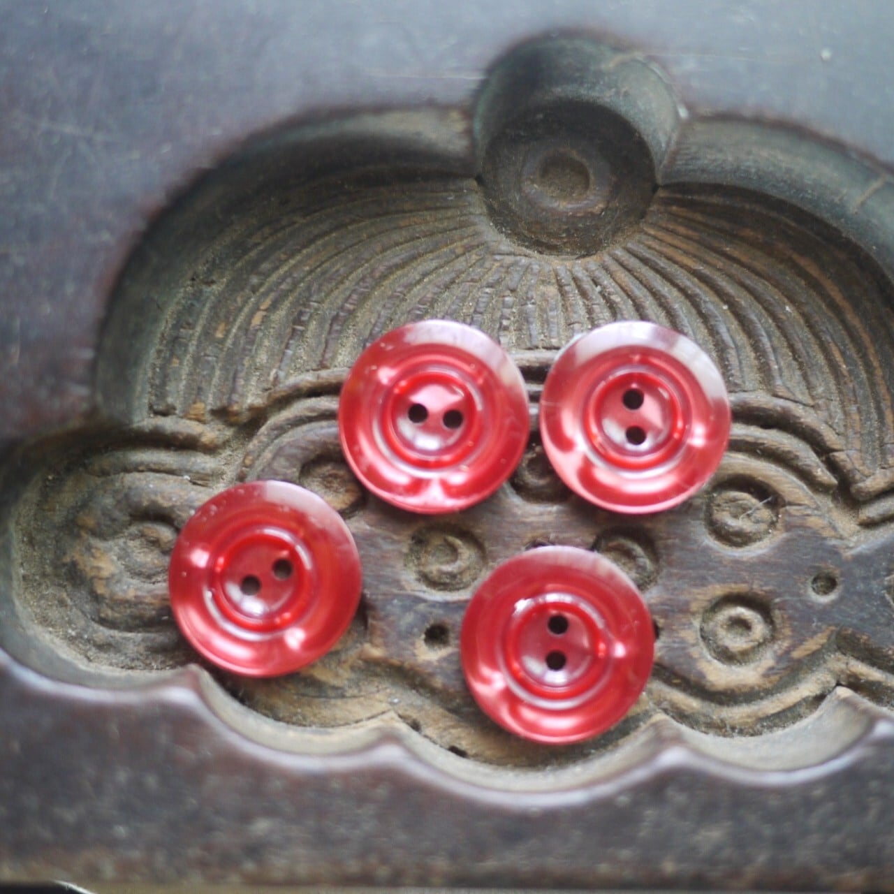 レトロプラスチックボタン4P 赤 Φ1.8 ドイツ