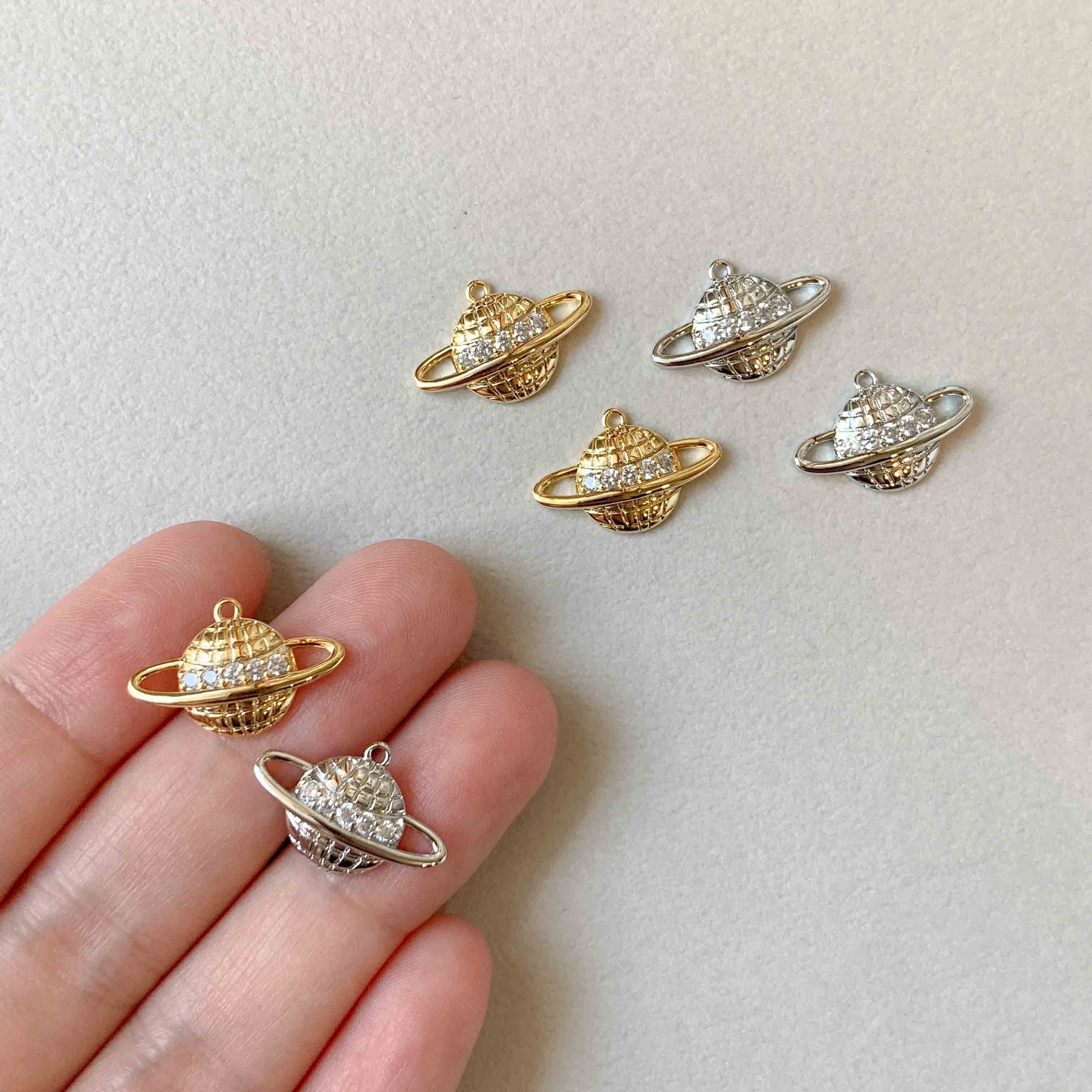 ビジューライン土星メタルチャーム（16K/プラチナメッキ） | Dua