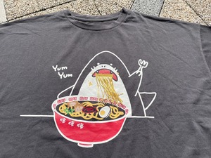 大人気につき再販！ラーメン愛を叫ぶ！サメ のユニセックスTシャツ