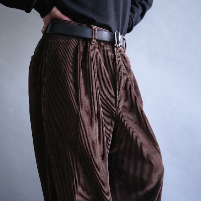 2-tuck tapered silhouette dark brown wide corduroy pants