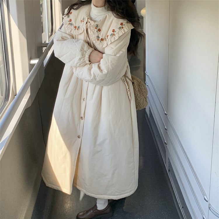 【着用レビュー】アウター レディース ロングコート M L XL 2XL 3XL 4XL アイボリー 暖かい 防寒 長袖 無地 花柄刺? ビッグカラー フリル パフスリーブ 袖ゴム ビッグカラー ボタン Aライン リボン ゆったり ルーズ ハイウエスト 体型カバー 小顔効果 シンプル カジュアル フェミニン キュート 送料無料 ガーリー 大人可愛い おしゃれ 普段使い デート お出かけ 女子会 休日 旅行 着まわし 通勤 通学 ファッション コーデ スタイル モテ サイズ展開豊富 大きいサイズ 秋 冬