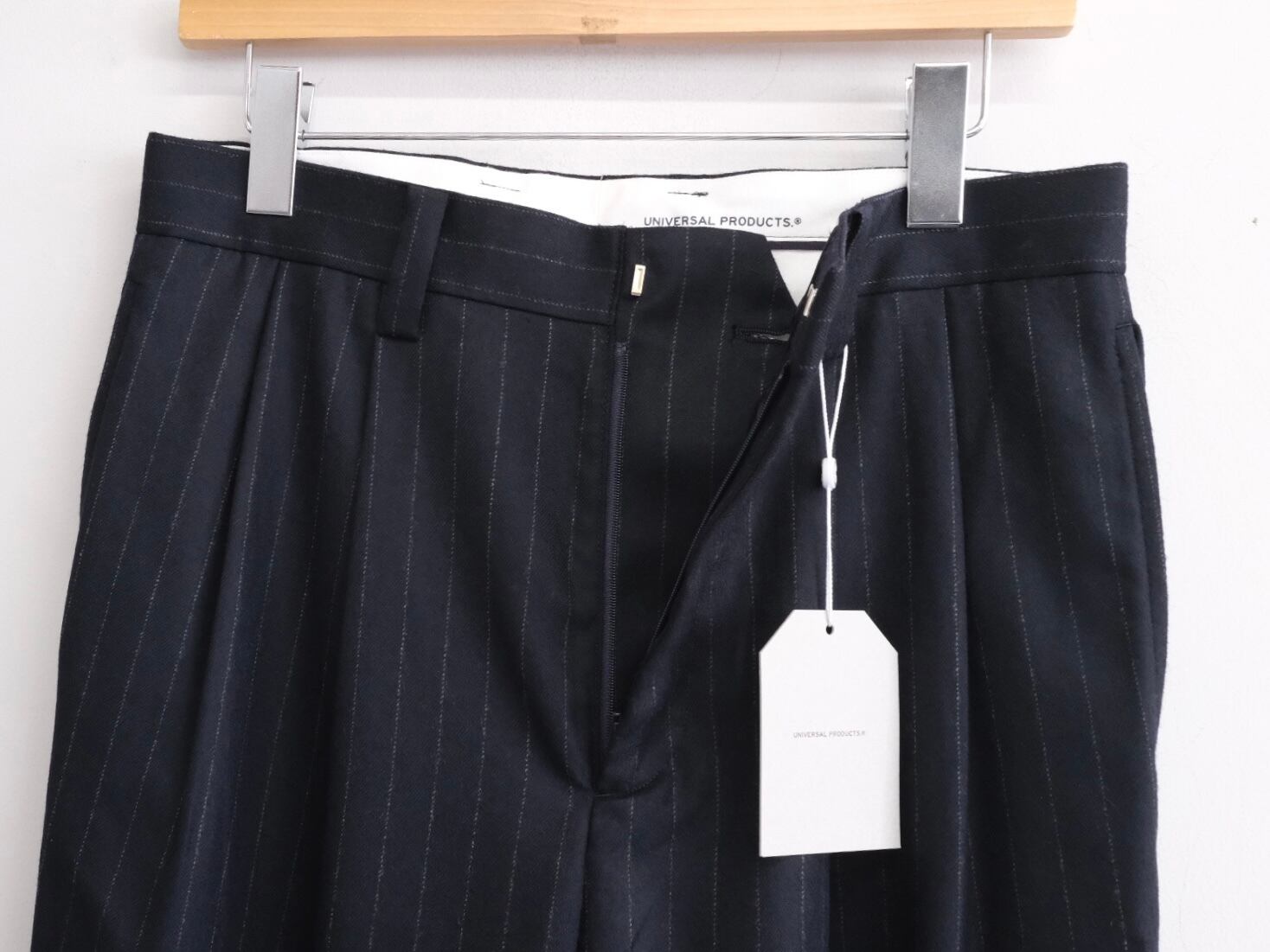 UNIVERSAL PRODUCTS.” WOOL 2 TUCK TROUSERS” | Lapel online store