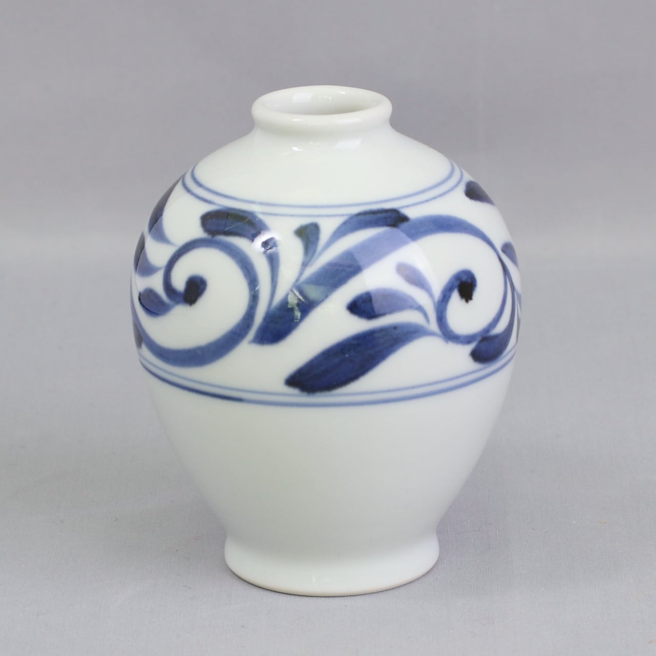 砥部焼 千山窯 卵型花瓶（中） 唐草