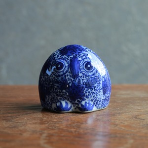 繊細な模様が美しい、陶器のフクロウ 1