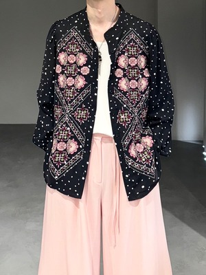 flower embroidery dot shirt / black × white × pink