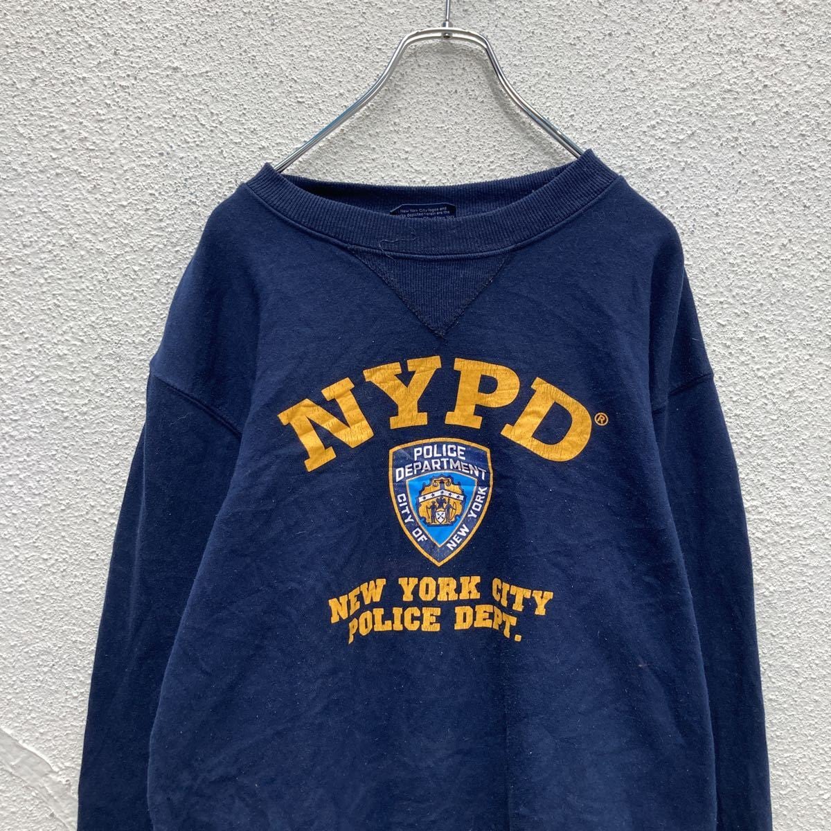 NYPD ロゴプリントスウェット Vガゼット 丸首 トレーナー ニューヨーク市警察 ネイビー (メンズ S)   O3503