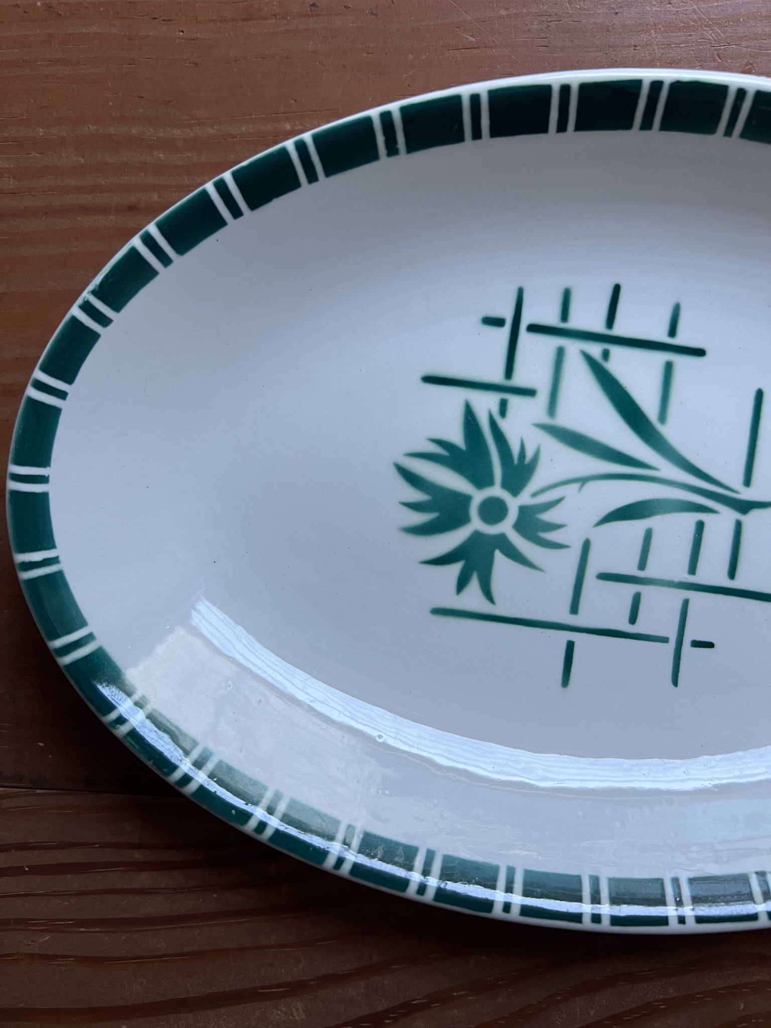 グリーンの小花がかわいい小さめのオーバルプレート サルグミンヌ・ディゴワン フレンチアンティーク