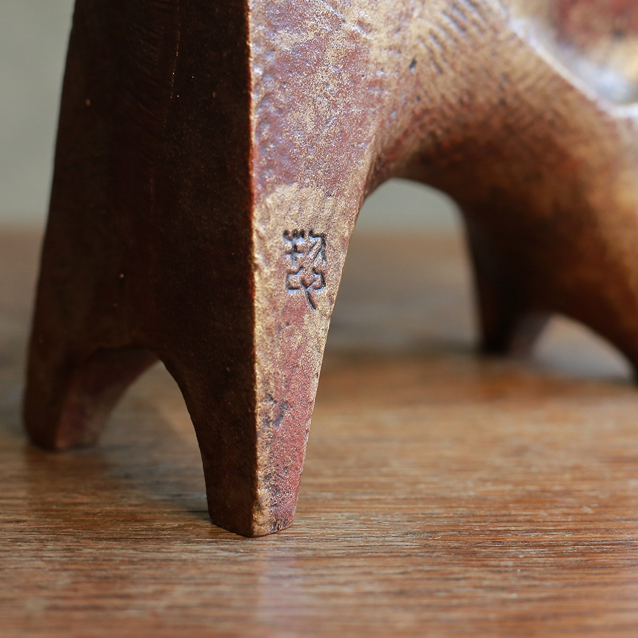 凛々しく立つ、ずっしりと力強い犬 3