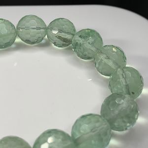 優しい色合いミントグリーンフローライトブレスレット