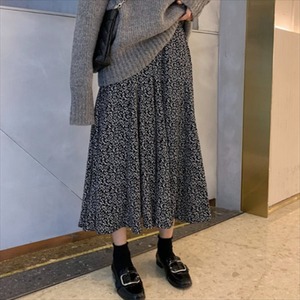 【送料無料】 ロングスカート 2色 スカート ロング ロング丈 ミモレ丈 フレア Aライン シンプル かわいい 大人可愛い きれいめ カジュアル 大人 おしゃれ お洒落 コンサバ系 抜け感 レディライク 花柄 小花柄 秋 30代 40代 レディース 女性用 ママ ママ服 お出かけ お呼ばれ 休日 アウトドア お茶会 女子会 授業参観 着回し 普段使い 韓国 韓国系 ファッション コーデ スタイル 楽ちん 体型カバー 定番 プチプラ 着痩せ S M L XL ゆる ホワイト ブラック 大人カラー 秋カラー