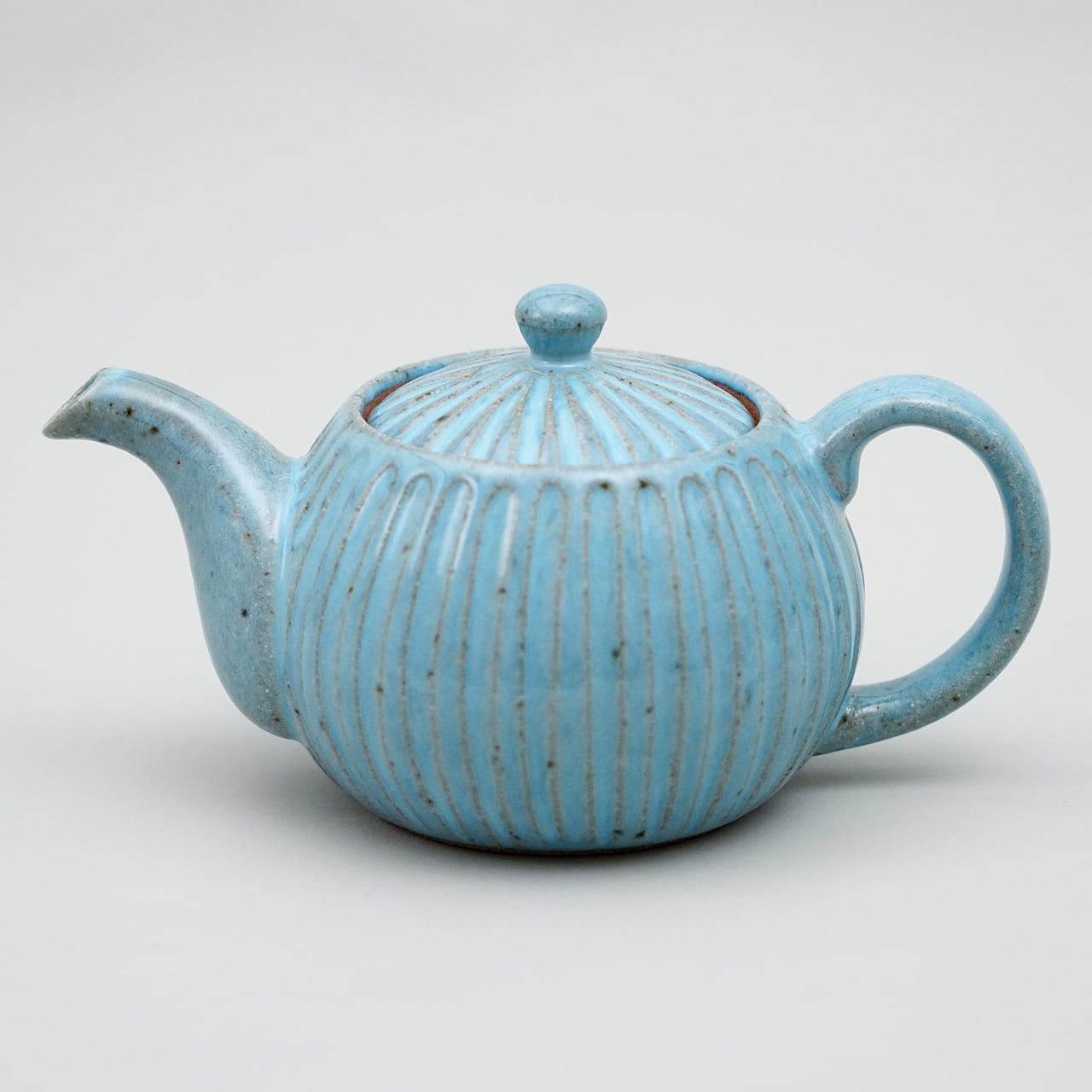 ミントブルー鎬 ポット (アミ付き) | plato 田中陶器店 │ 有田焼