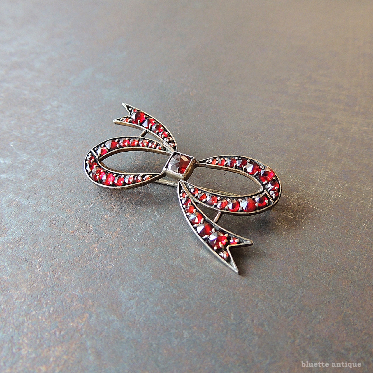 アンティークジュエリー 天然ロードライトガーネット リボン ブローチ (ソーティングメモ付)