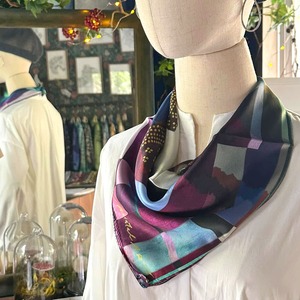 ラスト１枚◆シルクスカーフ「クラッチ」柄50cm角