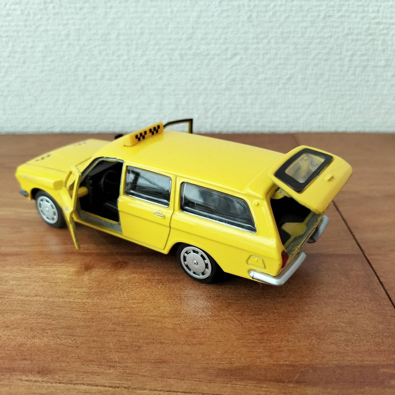 MAS074】ロシアのミニカー、ジオラマ：GAZ2402 ヴォルガ タクシー