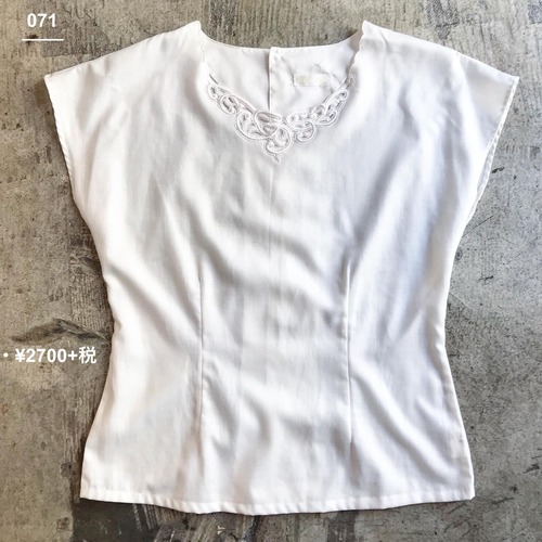 胸元レース使いブラウス