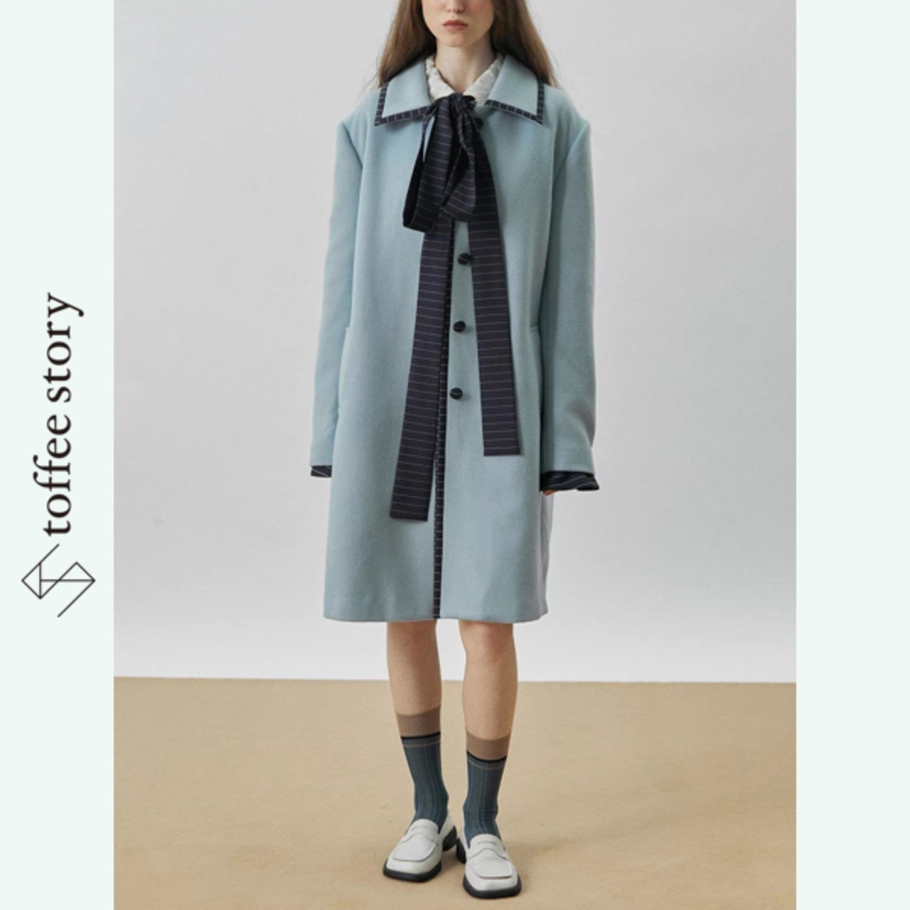 青の輪郭を刻む線：ストライプロングコート《XU0280》