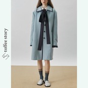 青の輪郭を刻む線：ストライプロングコート《XU0280》