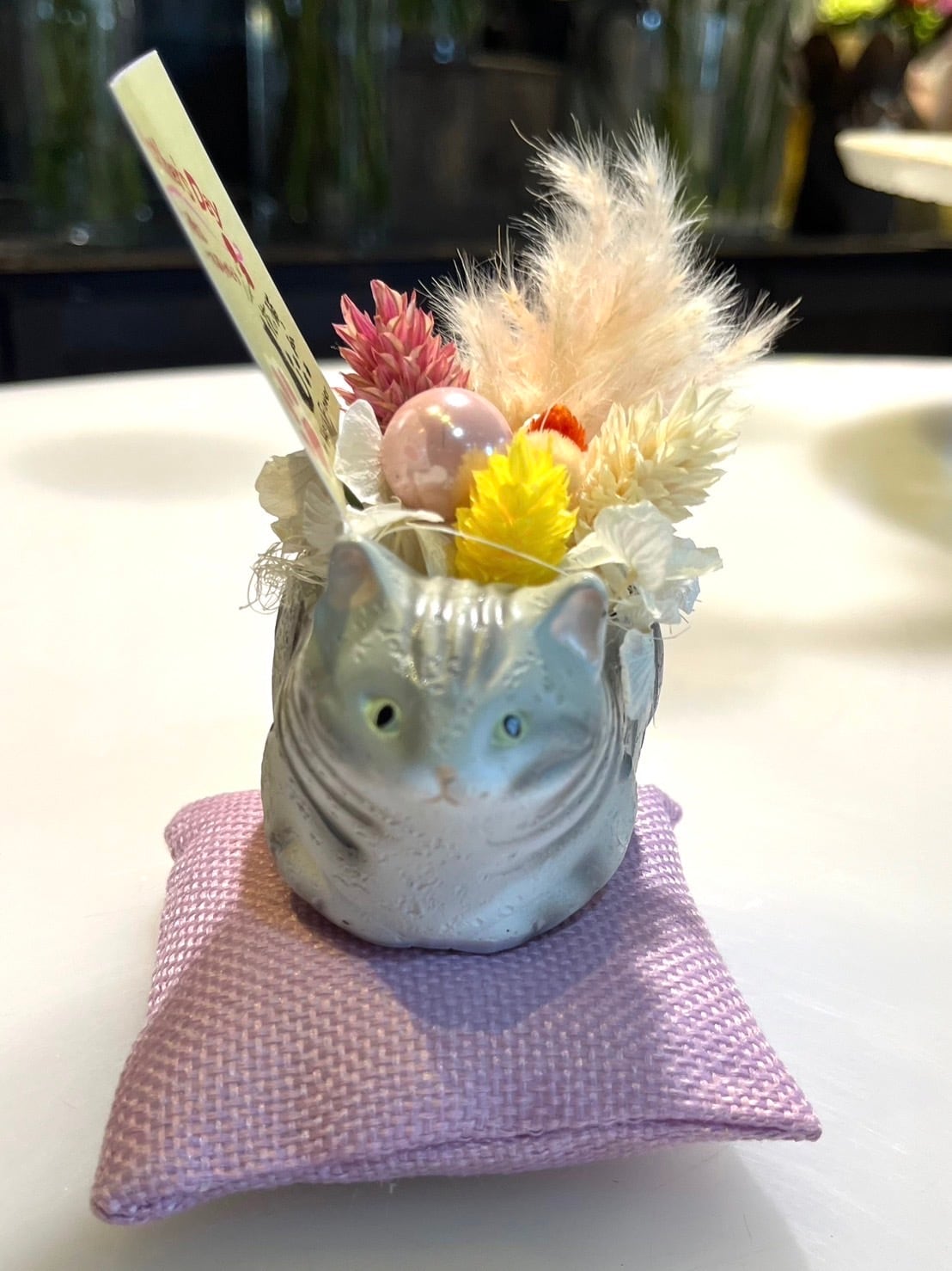 【母の日】「ニャンともかわいい猫とプリザーブドフラワー」サバトラ