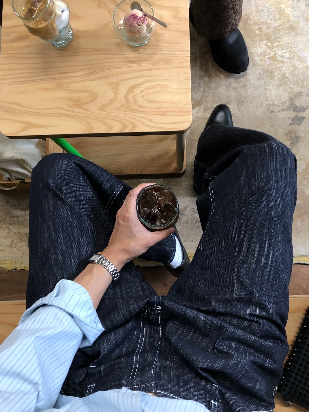 Non-Fade Indigo Tuck Semi Wide Jeans [Mid Blue] - 3