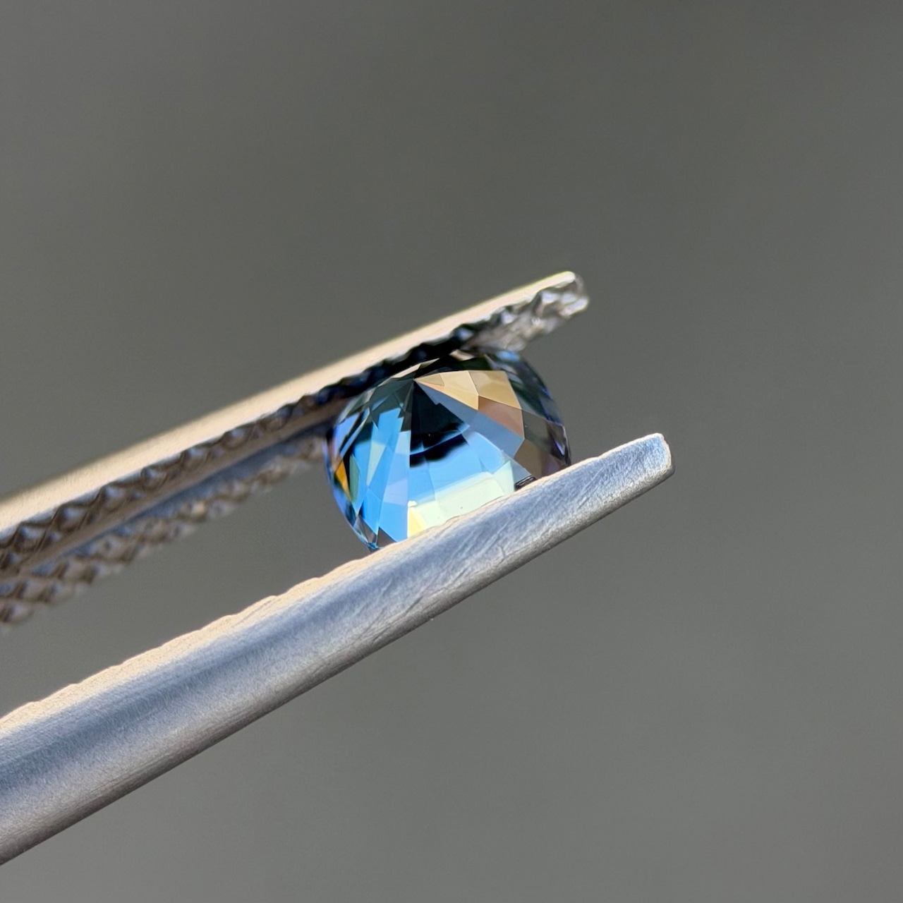 カラーチェンジジルコン 4.6x4.5mm, 0.64ct, ミャンマー産