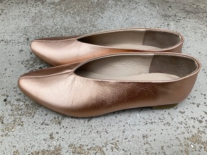 陽ざしに溶け込む、シャンパンピンク。 大人の艶やかレザーフラットシューズ