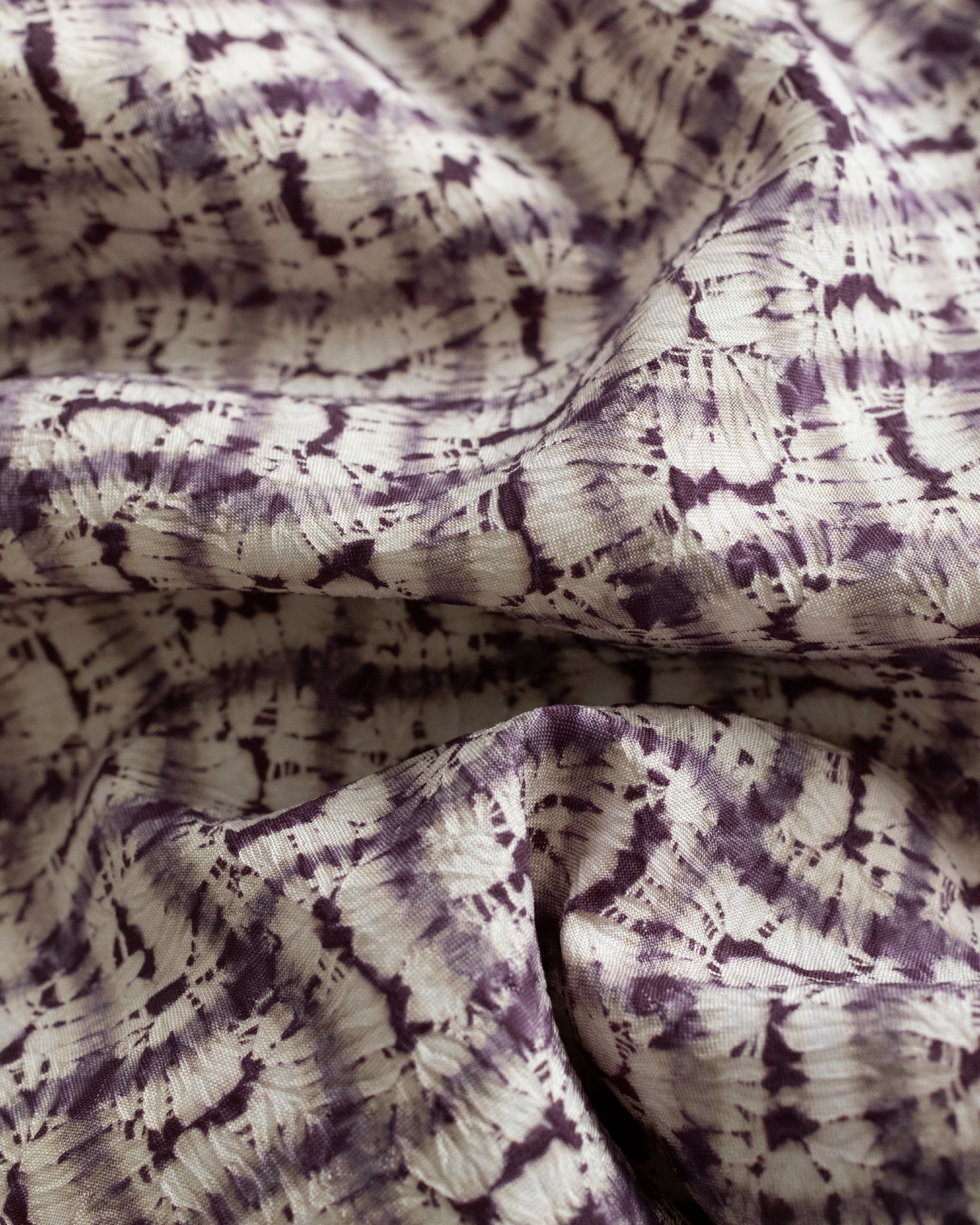 南部紫根染 分胴繋ぎの模様 紬地 絞り染め 袷着物 【未使用品