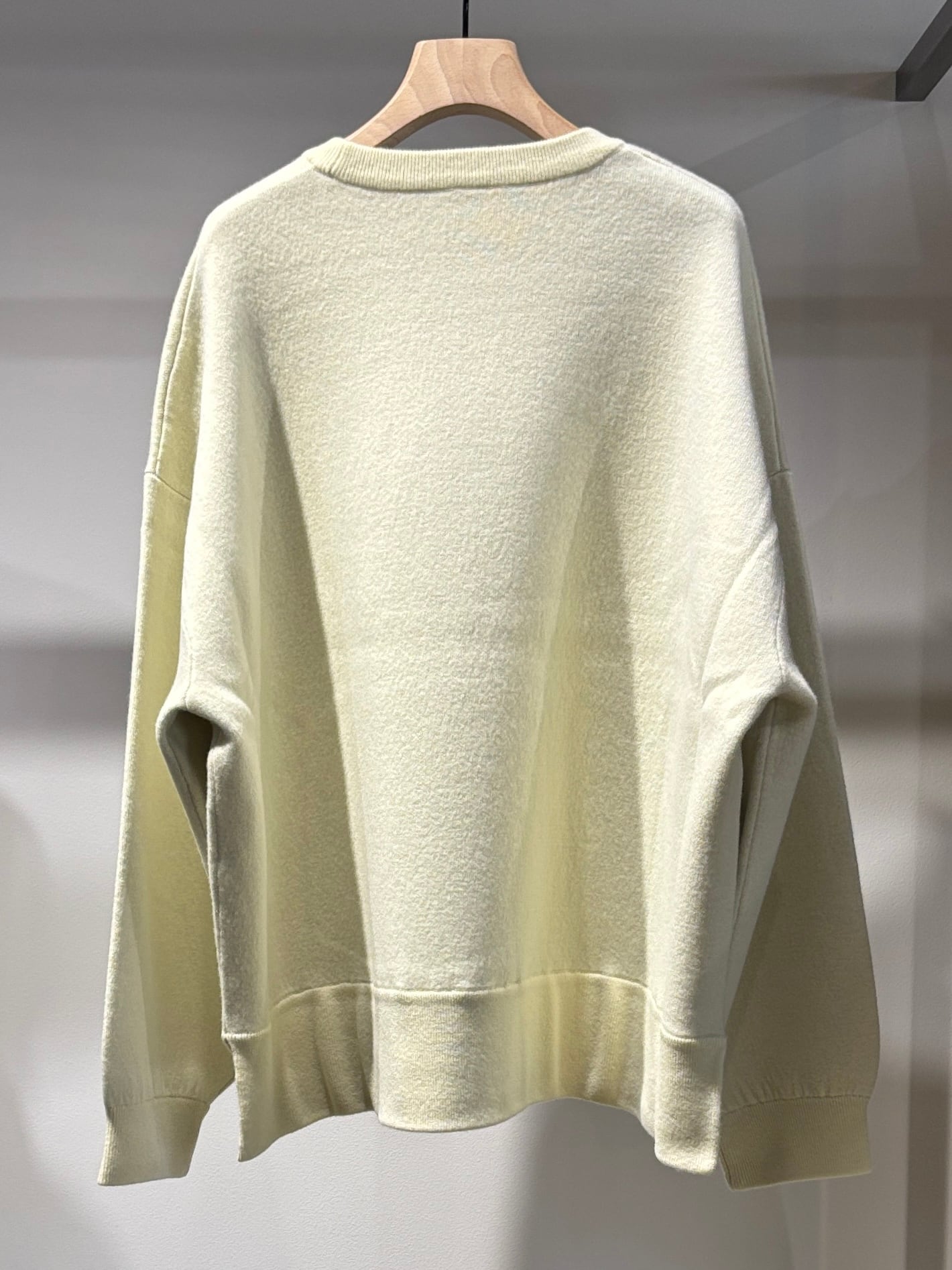 ENFOLDエンフォルドASYMMETRY SLEEVE PULLOVEトップス VONIQUE / ENFOLD/ASYMMETRY VOLUME-SLEEVE PULLOVER