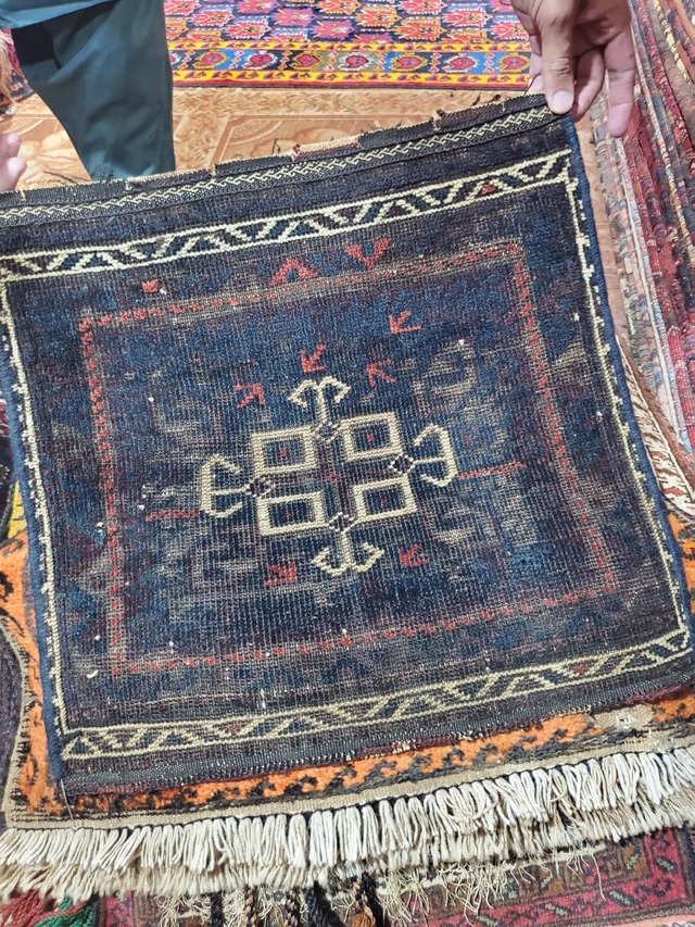 絨毯クエスト73【No.S-230】 ※現在、こちらの商品はパキスタンに置いてあります。ご希望の方は先ずは在庫のご確認をお願いします。