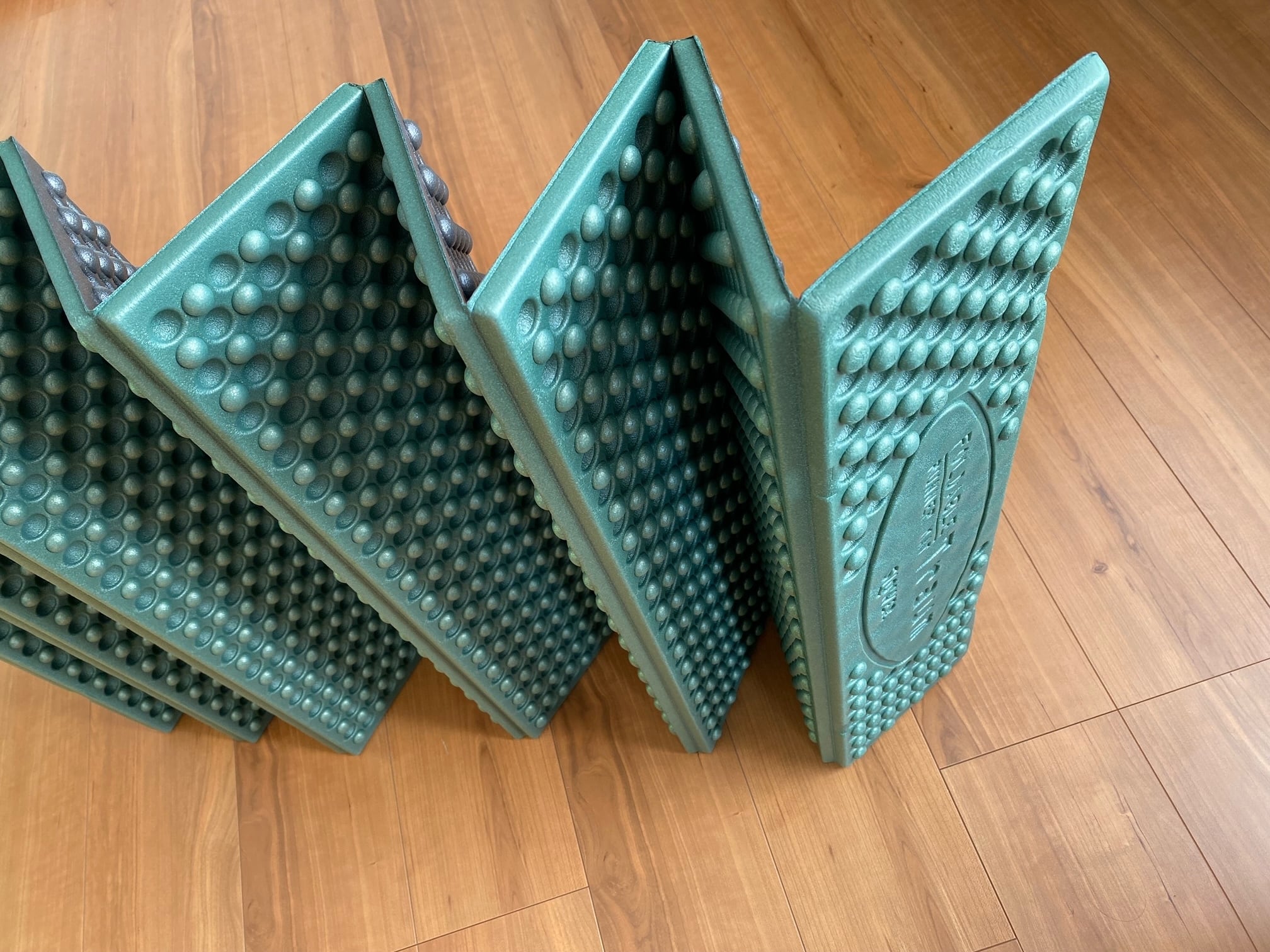 キャンプ必須アイテム！寝袋の下に敷けばゴツゴツ解消！1枚はあると