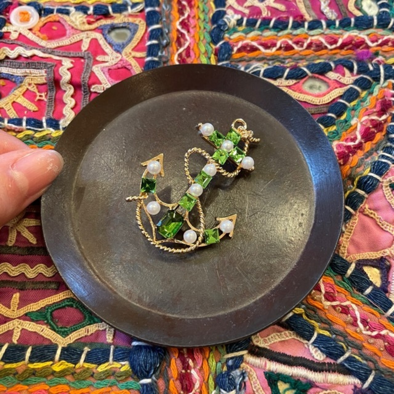 TOPANGA Jewelry Bijou art brooch Anchor / ビジューアートブローチ 錨 いかり プレゼント プチギフト ジャケット 帽子 バッグ ニット キラキラ アクセサリー かわいい ファッション小物
